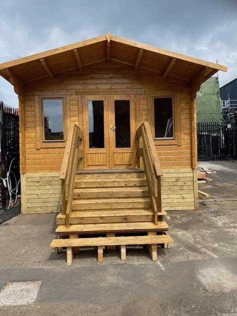 The Wooden Lodge No 1 At The Baltic Cains Brewery Liverpool Eksteriør billede